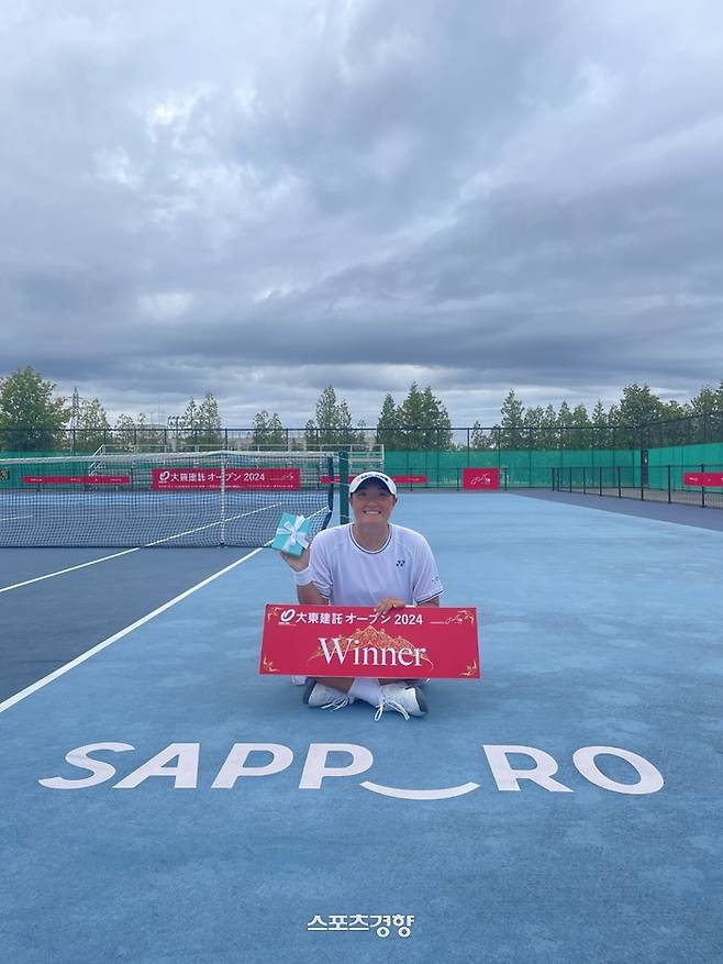 이은혜가 28일 일본 삿포로 히라기시 테니스코트에서 끝난 국제테니스연맹(ITF) 삿포로 1만5000대회 여자 단식 결승에서 우승한 뒤 기념사진을 찍고 있다. NH농협스포츠단 제공