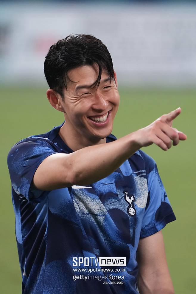 ▲ 손흥민이 일본 '심장' 도쿄국립경기장에서 열린 2024 프리시즌 아시아 투어 첫 번째 경기에서 J리그 4위 팀 비셀고베를 만났다. 이날 선발로 출전한 손흥민은 왼쪽 측면에서 뛰며 토트넘 공격을 이끌었다. 최전방에 자리한 데얀 클루셉스키와 호흡했다. 비공식 평가전에선 멀티골을 넣었지만 프리시즌 공식전에선 득점하지 못했던 손흥민이 도쿄에서 정확하고 날카로운 슈팅으로 골망을 뒤흔들며 프리시즌 공식전 첫 골 '찰칵 세리머니'를 선보였다. 이제 한국으로 넘어와 한국 팬들과 마주하게 된다