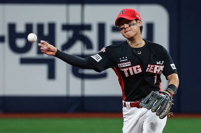 ▲ 27일 고척 키움전에서 8회 아쉬운 수비로 자신의 명성다운 수비력을 보여주지 못한 박찬호. ⓒKIA타이거즈
