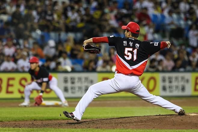 ▲ 전상현은 27일 고척 키움전에서 8회 고영우에게 싹쓸이 3타점 3루타를 맞았고, 9회에는 2사 주자 없는 상황에서 만루를 내주더니 결국 송성문에게 끝내기 안타를 맞고 주저 앉았다. 8회 투구 수가 제법 됐던 전상현은 9회까지 결국 44구를 던졌다. ⓒKIA타이거즈