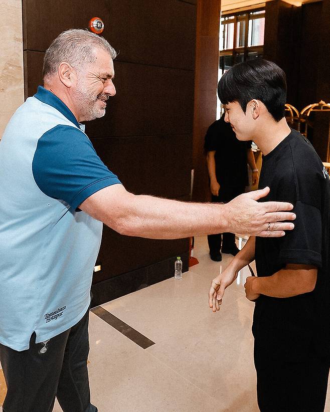 ▲ 강원FC의 공식 발표가 나왔다. 양민혁이 토트넘으로 간다. 물론 이적시장 소식에 정통한 이탈리아의 파브리지오 로마노 기자가 "토트넘은 강원FC의 측면 공격수인 양민혁과 계약할 에정이다. 곧 그는 메디컬 테스트를 진행할 예정이며, 토트넘 스카우터 측은 양민혁이 미래를 위한 엄청난 재능과 잠재력을 갖추고 있다고 판단했다. 그는 이른 시간 내에 영입 관련 서류를 작성할 예정이며, 내년 1월까지 강원에서 뛸 것이다"라며 일찍이 영입 확정을 알렸다. 토트넘 포스테코글루 감독은 직접적인 언급을 피했지만 "한국 선수는 뛰어나다"라며 칭찬했다