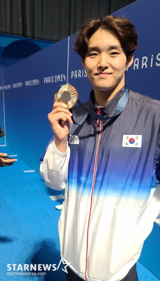 김우민이 28일(한국 시각) 2024 파리 올림픽 남자 수영 자유형 400m에서 값진 동메달을 따낸 뒤 믹스트존에서 취재진과 인터뷰에 임하고 있다.