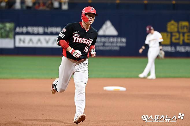 KIA 외야수 최원준은 28일 고척스카이돔에서 열린 '2024 신한 SOL Bank KBO 리그' 키움과 주말 3연전 마지막 경기에서 2번타자 우익수로 선발 출전했다. 8회초 추격의 2점 홈런을 쳐 역전승에 발판을 만들었다. 고척, 김한준 기자