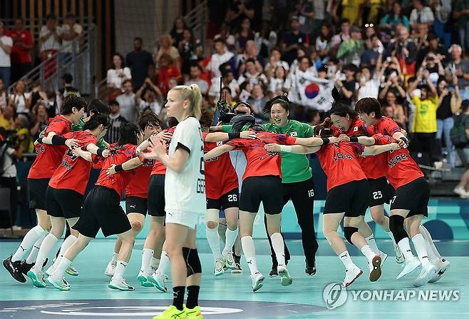 약체 평가 뒤엎는 한국의 승리 (파리=연합뉴스) 김도훈 기자 = 2024 파리하계올림픽 개막을 하루 앞둔 25일(현지시간) 프랑스 파리 사우스 파리 아레나 6에서 열린 핸드볼 여자 조별리그 A조 1차전 독일과의 경기를 23대22로 승리한 대표팀 선수들이 기뻐하고 있다. 2024.7.26 superdoo82@yna.co.kr