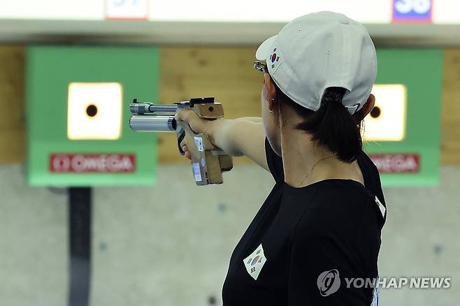 김예지 '결선을 향해 정조준' (샤토루[프랑스]=연합뉴스) 임화영 기자 = 27일(현지시간) 프랑스 샤토루 슈팅 센터에서 열린 2024 파리올림픽 사격 공기권총 10m 여자 본선에 출전한 김예지가 과녁을 조준하고 있다. 2024.7.27 hwayoung7@yna.co.kr