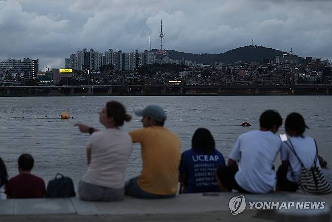 열대야 피해 한강공원 찾은 시민들 (서울=연합뉴스) 서대연 기자 = 서울 전역에 폭염주의보가 내리며 더운 날씨를 보인 24일 저녁 시민들이 서울 서초구 반포한강공원에서 휴식하고 있다. 2024.7.24 dwise@yna.co.kr