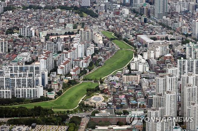 서울 풍납동 토성 (서울=연합뉴스) 김주성 기자 = 9일 서울 송파구 롯데월드타워 전망대에서 바라본 풍납동 토성. 사적 제11호. 2023.8.9 utzza@yna.co.kr