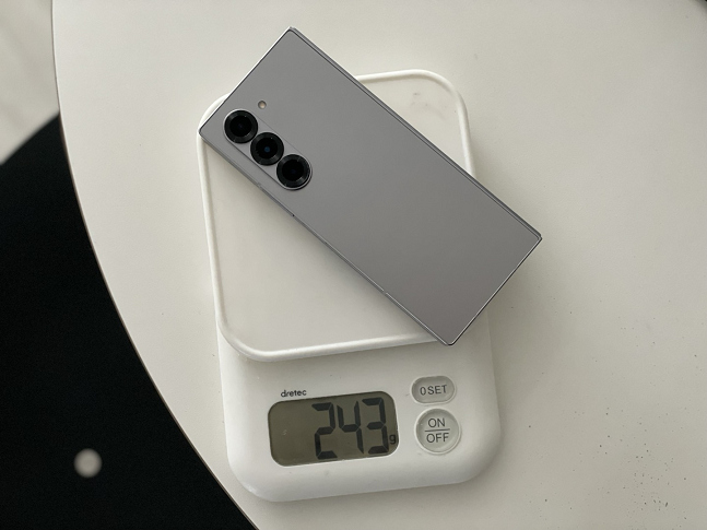 갤럭시Z폴드6 실제 무게는 243g 수준이었다./사진=백유진 기자 byj@