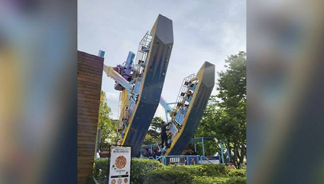 경기 과천에 위치한 서울랜드에 있는 360도 회전 놀이기구 ‘엑스 플라이어’.(사진=KBS 뉴스 캡처)