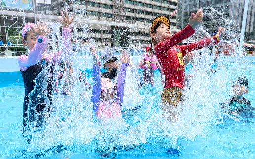 지난 26일 서울 종로구 광화문광장에 개장한 ‘2024 서울 썸머비치’ 물놀이터에서 어린이들이 물놀이를 하고 있다.(사진=뉴스1)