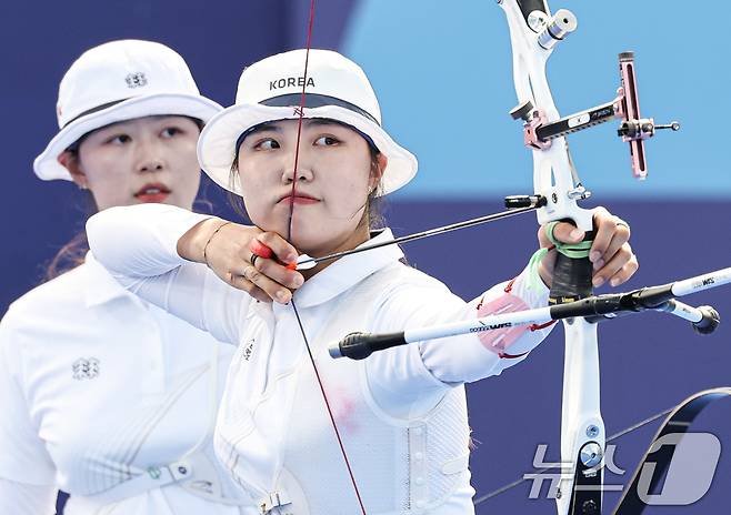 대한민국 양궁대표팀 남수현이 28일(한국시간) 프랑스 파리 레쟁발리드 특설 사로에서 열린 2024 파리올림픽 양궁 여자 단체전 네덜란드와의 준결승전에서 활시위를 당기고 있다. 2024.7.28/뉴스1 ⓒ News1 이동해 기자