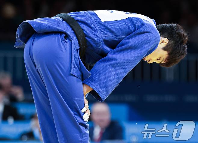 대한민국 유도 안바울이 28일(한국시간) 프랑스 파리 샹드마르스 아레나에서 열린 2024 파리올림픽 66kg 유도 남자 16강전 카자흐스탄 구스만 키르기즈바예프와의 경기를 패배한 후 아쉬워하고 있다 2024.7.28/뉴스1 ⓒ News1 이동해 기자