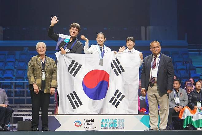 20일 어린이합창단 '위자드콰이어'가 제13회 세계합창대회 어린이 합창 부문 챔피언 경연 시상식에서 은메달을 수상했다.(위자드콰이어 제공)