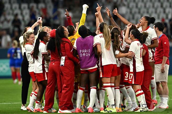 캐나다 여자 축구대표팀이 프랑스를 꺾고 조별리그 2연승을 달렸다.ⓒ AFP=뉴스1