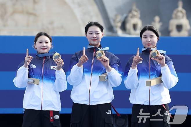 대한민국 양궁대표팀 임시현, 남수현, 전훈영이 29일(한국시간) 프랑스 파리 레쟁발리드 특설 사로에서 열린 2024 파리올림픽 양궁 여자 단체전 시상식에서 금메달을 수여 받은 후 손가락과 메달을 이용해 '10연패' 세리머니를 하고 있다. 2024.7.29/뉴스1 ⓒ News1 이동해 기자