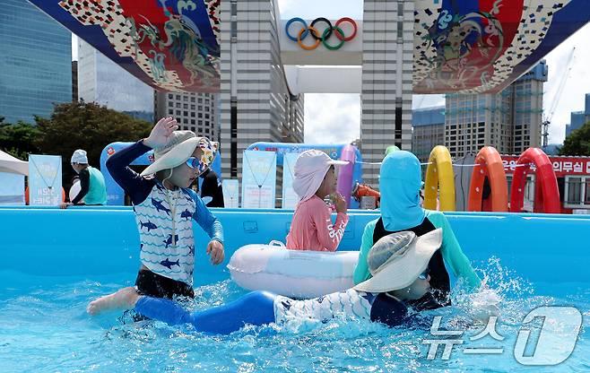 장맛비가 물러나고 폭염이 찾아온 28일 오전 서울 송파구 올림픽공원에서 개장한 가가호호 올림픽 물놀이장을 찾은 어린이들이 물놀이를 하며 더위를 식히고 있다. 2024.7.28/뉴스1 ⓒ News1 장수영 기자