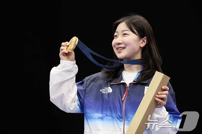 대한민국 사격 대표팀 반효진이 29일(한국시간) 프랑스 샤토루 슈팅 센터에서 열린 2024 파리올림픽 사격 공기소총 10m 여자 시상식에서 금메달을 들어보이고 있다. 2024.7.29/뉴스1 ⓒ News1 이동해 기자