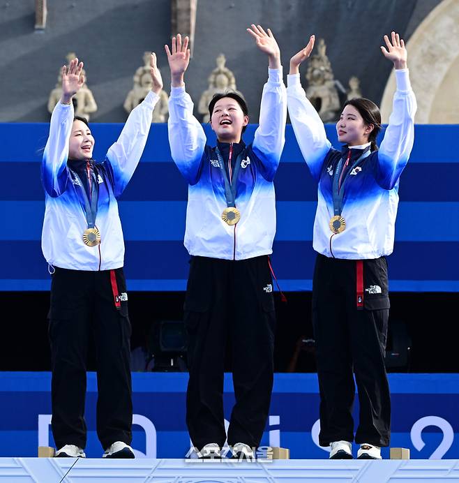 여자 양궁 대표팀의 전훈영(왼쪽부터), 임시현, 남수현이 28일(한국시간) 프랑스 파리 앵발리드에서 열린 2024 파리올림픽 양궁 여자 리커브 단체 결승에서 중국을 꺾고 10회 연속 금메달의 대기록을 달성한 뒤 시상대에 올라 응원단을 향해 인사를 하고 있다. 2024. 7. 28.  파리 | 박진업 기자 upandup@sportsseoul.com