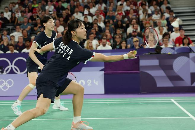 (240727) -- PARIS, July 27, 2024 (Xinhua) -- Baek Ha Na/Lee So Hee of South Korea compete against Maiken Fruergaard/Sara Thygesen of Denmark during the Women's Doubles Group Play Stage Group D match of badminton at Paris 2024 Olympic Games in Paris, France, July 27, 2024. (Xinhua/Chen Bin)<저작권자(c) 연합뉴스, 무단 전재-재배포, AI 학습 및 활용 금지>