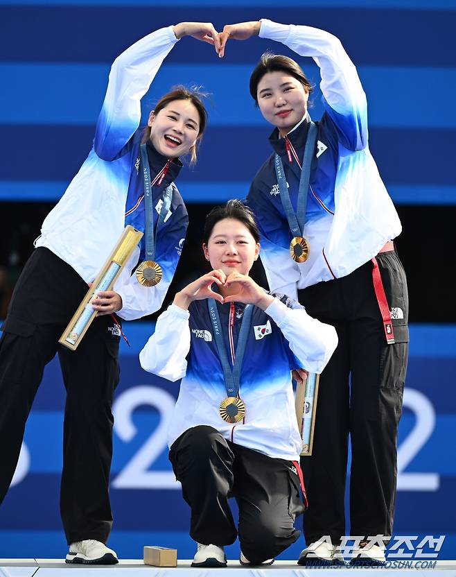 28일(한국시각) 프랑스 파리 앵발리드에서 열린 '2024 파리올림픽' 양궁 여자 리커브 단체전 금메달을 딴 한국 임시현, 전훈영, 임시현, 남수현이 시상대에서 세리머니를 하고 있다. 파리(프랑스)=정재근 기자 cjg@sportschosun.com/2024.7.28/