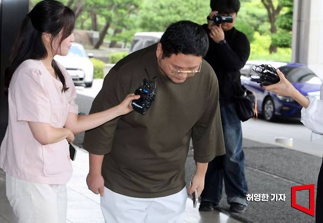 인기 유튜버 쯔양의 약점을 빌미로 쯔양측으로부터 돈을 받은 혐의를 받고 있는 유튜버 구제역(본명 이준희)이 7월 15일 서울 중앙지검으로 자진출두했다.
유튜버 구제역(본명 이준희)과 주작 감별사(본명 전국진)가 구속됐다.이후 수원지법 손철 영장전담 부장판사는 26일 공갈, 협박, 강요 등의 혐의를 받는 구제역과 주작 감별사에 대한 구속 전 피의자 심문(영장실질심사)을 진행한 뒤 구속영장을 발부했다. 사진=허영한 기자 younghan@