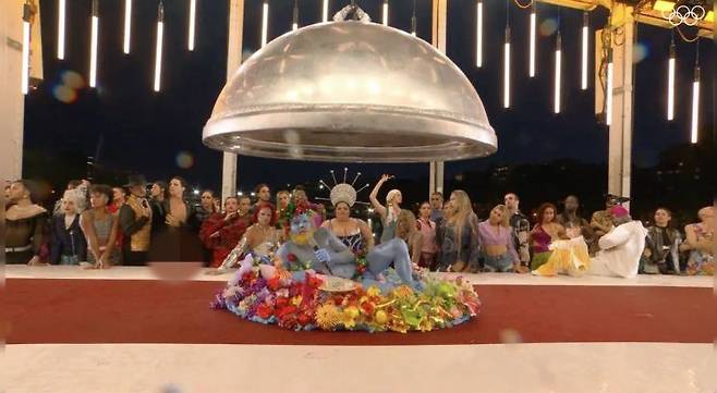 29일 데일리메일, NDTV 등 외신은 파리 센 강에서 열린 개막식에서 등장했던 디오니소스 시퀀스에서 등장한 남성의 음낭 일부가 반바지 밑으로 그대로 노출됐다고 보도했다. [사진출처=NDTV]