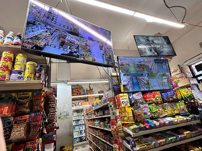 지난 22일 샌프란시스코 텐더로인에 있는 생필품 가게에 방범용 감시카메라 화면을 표시하는 모니터 3대가 걸려있었다. 이 가게 주인의 아들인 알리 알진씨는 "범죄에 너그러운 민주당 정책 때문에 삶이 더욱 힘들어지고 있다"고 했다. /오로라 특파원