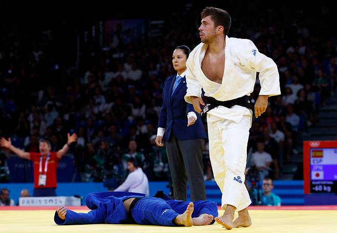 27일 열린 파리올림픽 남자 유도 60kg급 준준결승에서 프란시스코 가리고스(스페인)의 공격을 받은 나가야마 류주(일본)가 경기장에 누워 있다. /로이터 연합뉴스