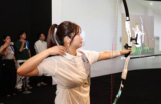 도쿄 올림픽 양궁 금메달리스트 강채영(모비스 양궁단)이 25일 현대모터스튜디오 고양에서 열린 '모빌리티 기술과 양궁의 만남' 미디어데이에서 양궁 체험에 앞서 시범을 보이고 있다. 분석 시스템을 통해 강채영의 심박수가 77bpm으로 표기됐다. /뉴스1