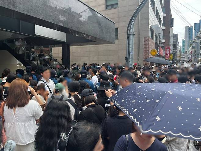 티몬 신사옥 앞에서 피해자들이 환불을 받기 위해 대기하고 있다.ⓒ데일리안 이나영 기자