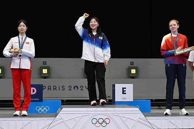 반효진이 29일(현지시각) 프랑스 샤토루 CNTS 사격장에서 열린 2024 파리올림픽 사격 여자 10m 공기소총 결승 경기에서 금메달을 획득한 뒤 열린 시상식에서 기뻐하고 있다. 샤토루/올림픽사진공동취재단