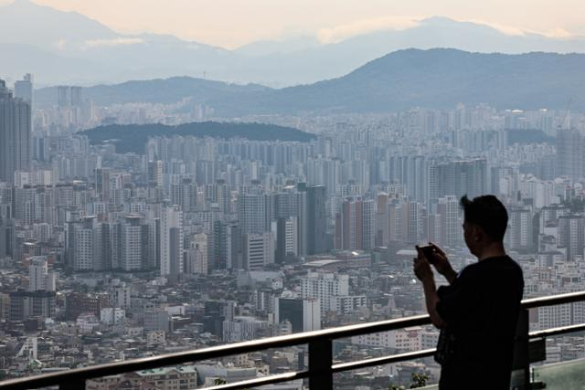 26일 오전 서울 중구 남산에서 서울 아파트 단지가 보이고 있다. 뉴시스