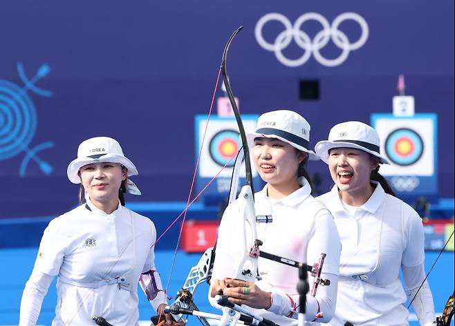 <yonhap photo-0124=""> 한국 양궁 여자단체전, 올림픽 10회 연속 우승 달성 (파리=연합뉴스) 김인철 기자 = 28일(현지시간) 프랑스 파리 레쟁발리드에 마련된 양궁 경기장에서 열린 2024 파리올림픽 양궁 여자단체전 중국과의 결승전에서 우승을 차지한 대표팀 선수들이 기뻐하고 있다. 한국은 1988년 서울올림픽을 시작으로 1992년 바르셀로나, 1996년 애틀란타, 2000년 시드니, 2004년 그리스, 2008년 베이징, 2012년 런던, 2016년 리우, 2021년 도쿄 그리고 2024년 파리올림픽 우승까지 10회 연속 우승을 달성했다. 2024.7.29 yatoya@yna.co.kr/2024-07-29 00:45:52/ <저작권자 ⓒ 1980-2024 ㈜연합뉴스. 무단 전재 재배포 금지, AI 학습 및 활용 금지></yonhap>