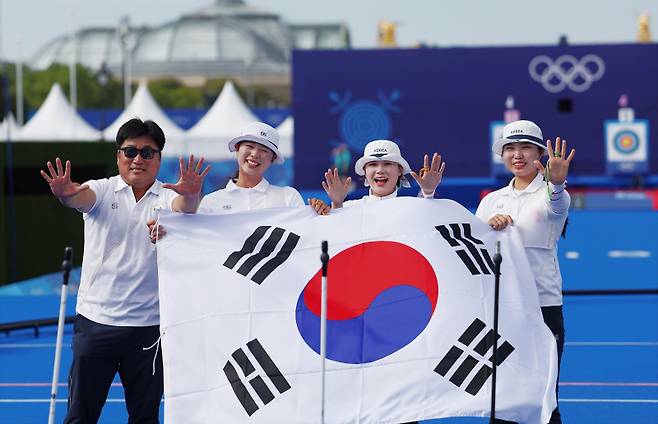 <yonhap photo-0204=""> 10연패 달성한 여자 양궁 단체 (파리=연합뉴스) 김인철 기자 = 전훈영, 임시현, 남수현이 28일(현지시간) 프랑스 파리 레쟁발리드 양궁 경기장에서 열린 2024 파리올림픽 양궁 여자단체 결승전에서 우승을 확정한 뒤 태극기를 펼치고 있다. 2024.7.29 yatoya@yna.co.kr/2024-07-29 00:56:46/ <저작권자 ⓒ 1980-2024 ㈜연합뉴스. 무단 전재 재배포 금지, AI 학습 및 활용 금지></yonhap>