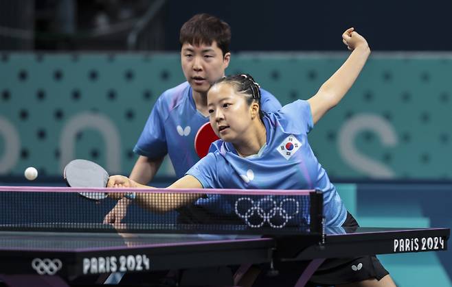 <yonhap photo-0155=""> 수비하는 신유빈 (파리=연합뉴스) 김인철 기자 = 27일(현지시간) 프랑스 파리 사우스 파리 아레나4에서 열린 2024 파리올림픽 탁구 혼합복식 16강전에서 한국 임종훈-신유빈이 독일 당치우-니나 미텔함 조를 상대로 공격을 하고 있다. 2024.7.27 yatoya@yna.co.kr/2024-07-28 00:11:31/ <저작권자 ⓒ 1980-2024 ㈜연합뉴스. 무단 전재 재배포 금지, AI 학습 및 활용 금지></yonhap>