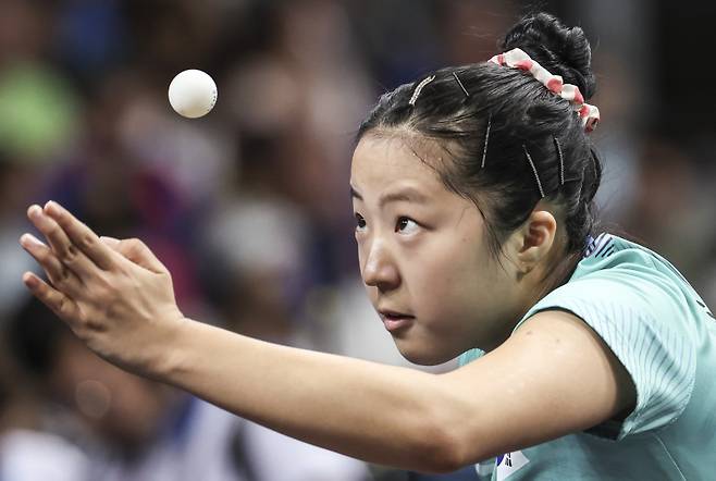 <yonhap photo-5753=""> 신유빈, 서브는 신중하게 (파리=연합뉴스) 신준희 기자 = 29일(현지시간) 프랑스 파리 사우스파리 아레나에서 열린 2024 파리올림픽 탁구 여자 단식 64강전에 출전한 신유빈이 호주의 멜리사 태퍼를 상대로 서브를 넣고 있다. 2024.7.29 hama@yna.co.kr/2024-07-29 18:21:19/ <저작권자 ⓒ 1980-2024 ㈜연합뉴스. 무단 전재 재배포 금지, AI 학습 및 활용 금지></yonhap>