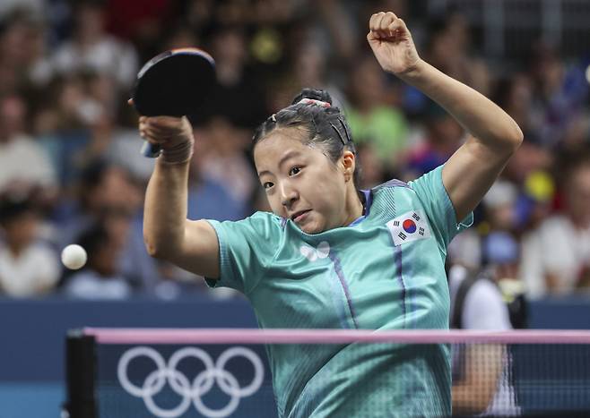 <yonhap photo-5775="">(파리=연합뉴스) 신준희 기자 = 29일(현지시간) 프랑스 파리 사우스파리 아레나에서 열린 2024 파리올림픽 탁구 여자 단식 64강전에 출전한 신유빈이 호주의 멜리사 태퍼를 향해 공격하고 있다. 2024.7.29 hama@yna.co.kr/2024-07-29 18:26:02/ <저작권자 ⓒ 1980-2024 ㈜연합뉴스. 무단 전재 재배포 금지, AI 학습 및 활용 금지></yonhap>