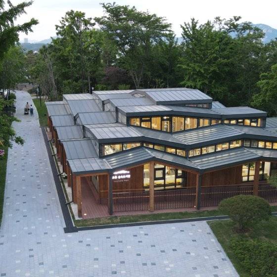 성북구 오동숲속도서관. 높낮이가 다른 지붕 덕에 내부에서는 다채로운 공간 경험을 할 수 있다. 사진 서울시
