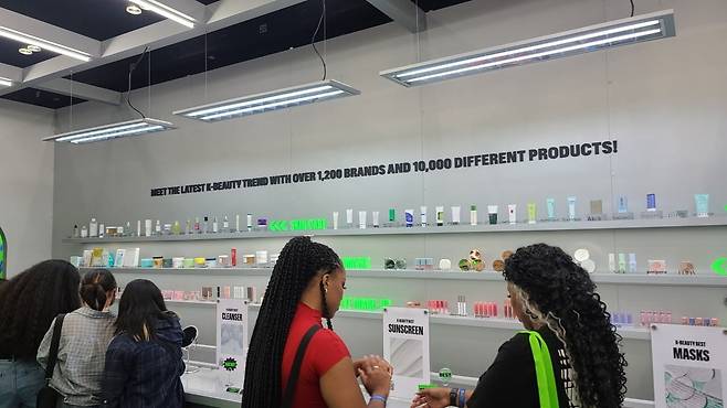 케이콘 LA 2024 행사장 내부에 마련된 올리브영 부스에서 방문객들이 화장품 테스팅을 해보고 있다./ 로스앤젤레스=송영찬 특파원