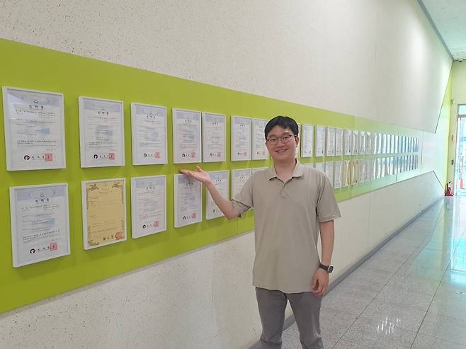 임홍재 주임이 회사 특허증을 소개하고 있다. 국내특허 56건, 국내출원14건, 해외특허13건, 해외출원(PCT포함) 6건, 상표/서비스 4건 등 총 93건이 있다. 화성=윤현주 기자