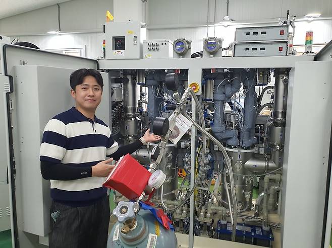 박승록 사원이 챔버 가압 시험 단계를 설명하고 있다. 화성=윤현주 기자