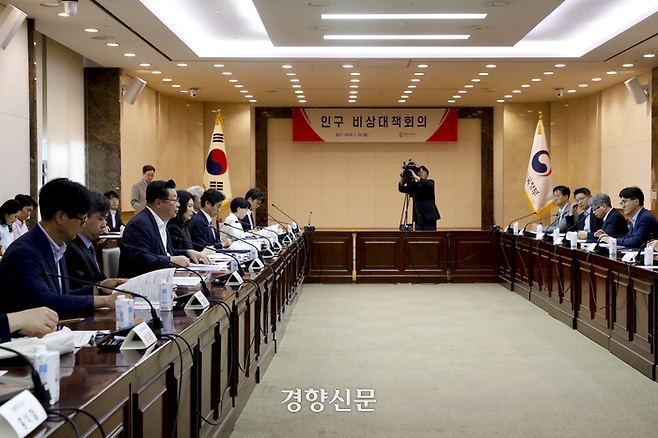 주형환 저출산고령화사회위원회 부위원장이 29일 정부서울청사에서 열린 인구 비상대책회의에서 발언하고 있다. 문재원 기자