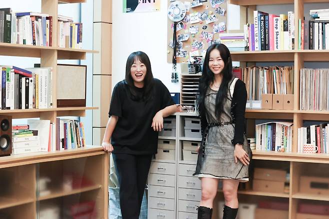 Kang So-yeon (left) and Kim Hee-won, project managers of the Uplus content innovation team, pose for a photo during an interview with The Korea Herald at the Tiny Desk Korea studio in Uplus headquarters in Yongsan-gu, Seoul, Thursday. (LG Uplus)