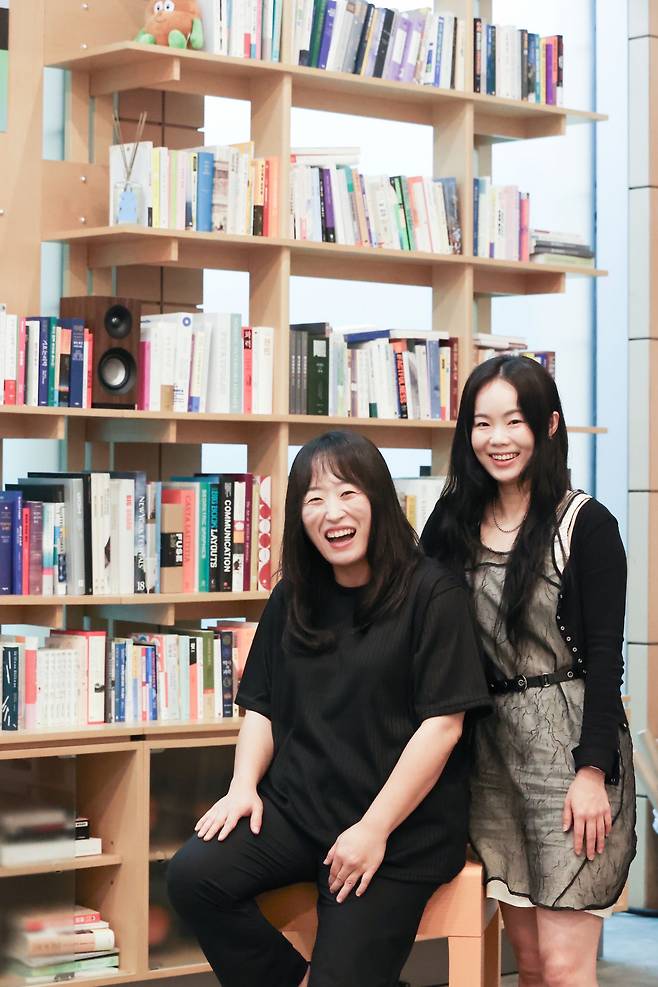 Kang So-yeon (left) and Kim Hee-won, project managers of the Uplus content innovation team, pose for a photo during an interview with The Korea Herald at the Tiny Desk Korea studio in Uplus headquarters in Yongsan-gu, Seoul, Thursday. (LG Uplus)