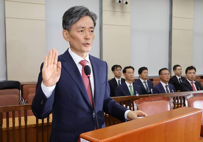 Cho Ji-ho, the nominee for the chief of South Korea's National Police Agency, takes an oath during his confirmation hearing at the National Assembly's Public Administration and Security Committee on Monday. (Yonhap)