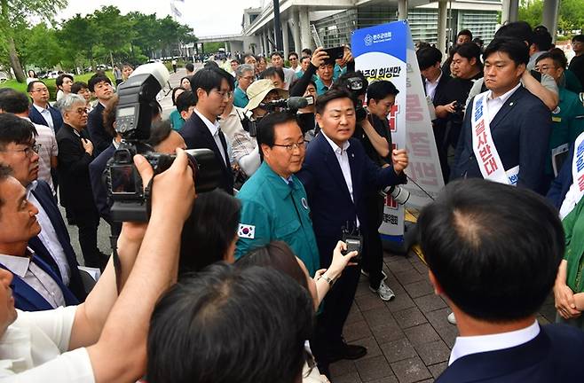 완주군의회는 지난 26일 예정된 김관영 전북특별자치도지사의 의회방문을 거부하고, 일방적인 완주·전주 통합 추진 철회를 요구했다. 