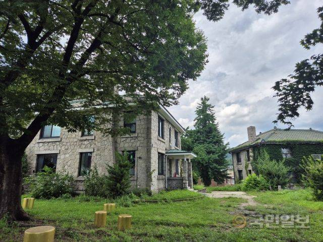 이회영 기념관(왼쪽)이 이전한 '캠벨 하우스'의 전경.