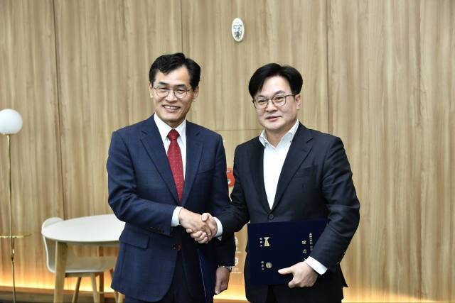 김병수 김포시장(오른쪽)과 이기재 서울 양천구청장이 서울2호선 신정지선 김포연장을 위한 협약을 체결한 뒤 기념촬영을 하고 있다. 김포시 제공