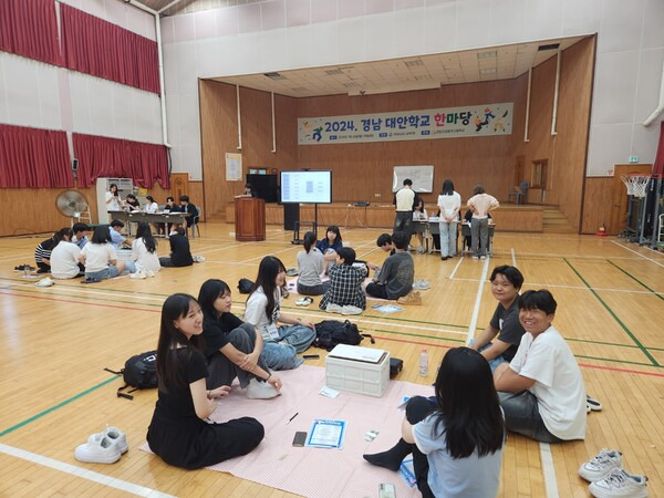 경남도교육청이 29일 경남고성음악고등학교에서 '2024년 대안학교 한마당'을 열었다. 학생들이 모여 앉아 이야기를 나누고 있다. /경남교육청