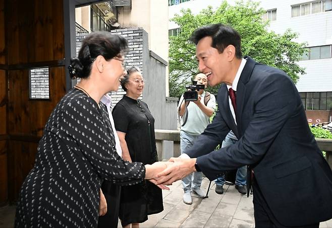 오세훈 서울시장이 28일(현지시간) 중국 충칭시에 위치한 대한민국 임시정부청사를 찾아 독립유공자 후손들과 인사를 나누고 있다.<서울시>